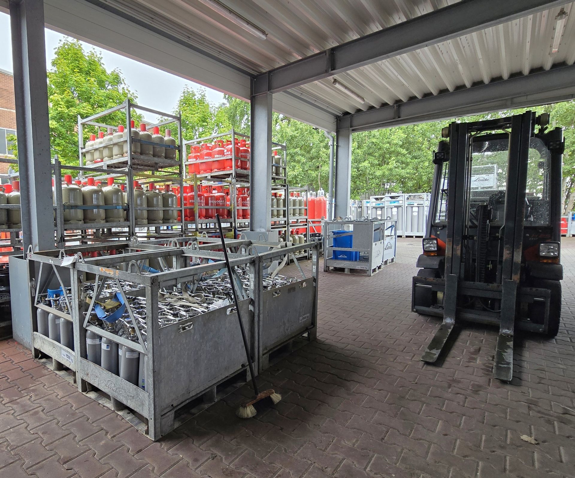 Schweißfunken, leuchtend blau und orange, in einer dunklen Industrieumgebung.