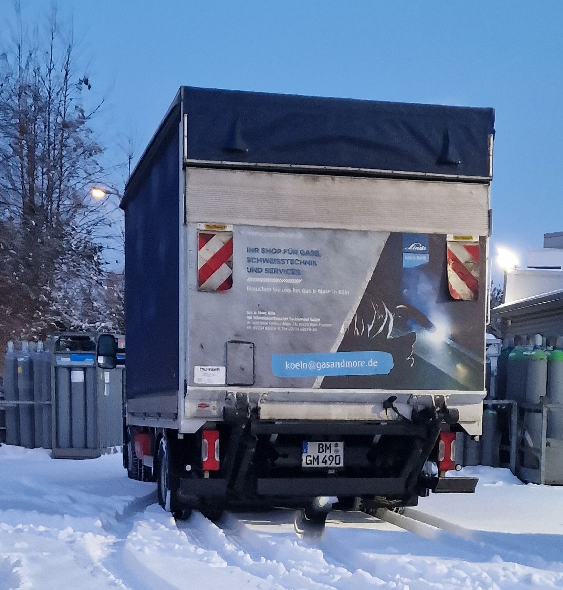 Schweißgerät in Aktion, erzeugt Funken und intensives blaues Licht.