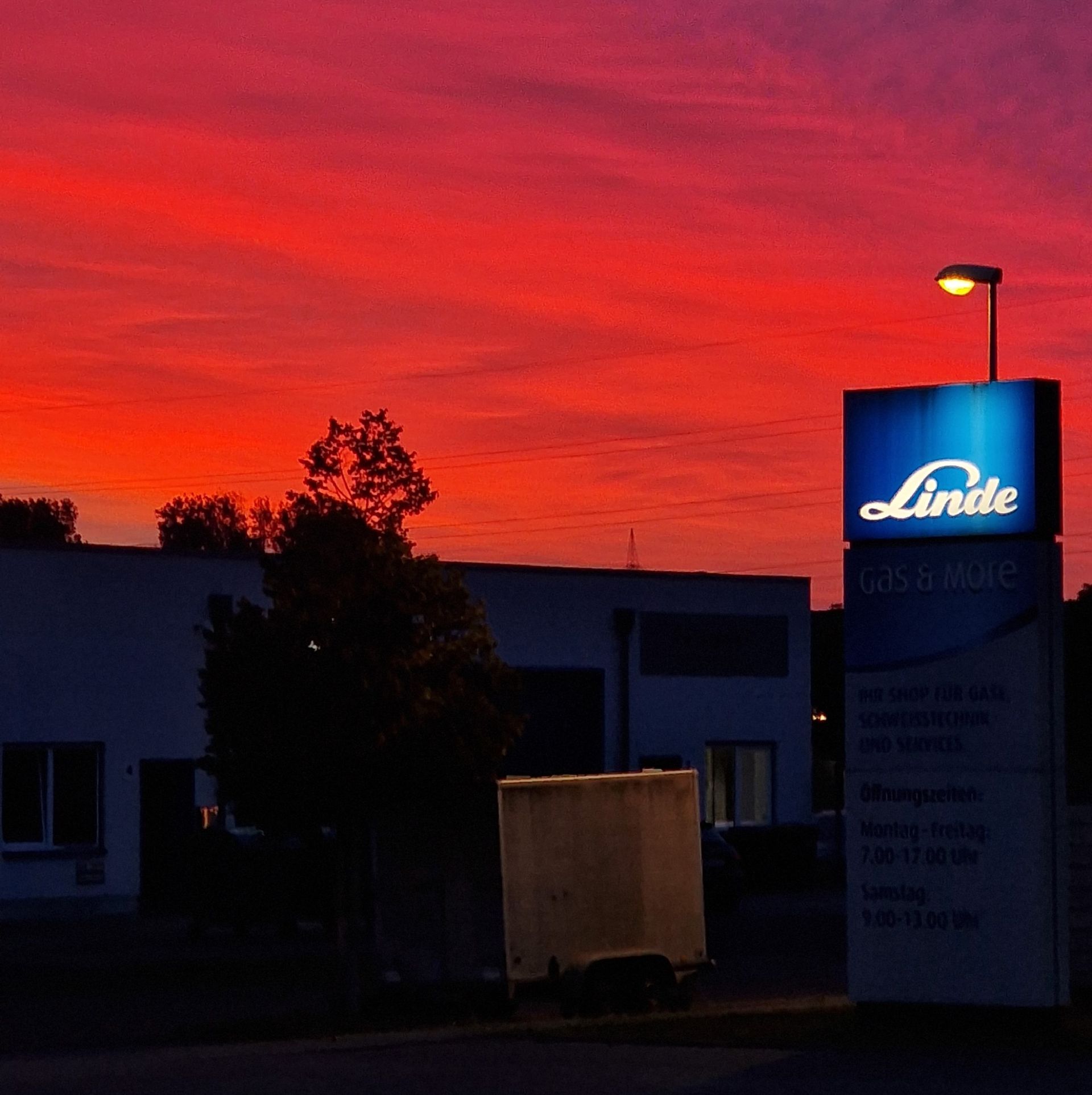 Schweißfunken fliegen und erzeugen blaues Licht in einer dunklen Industrieumgebung.