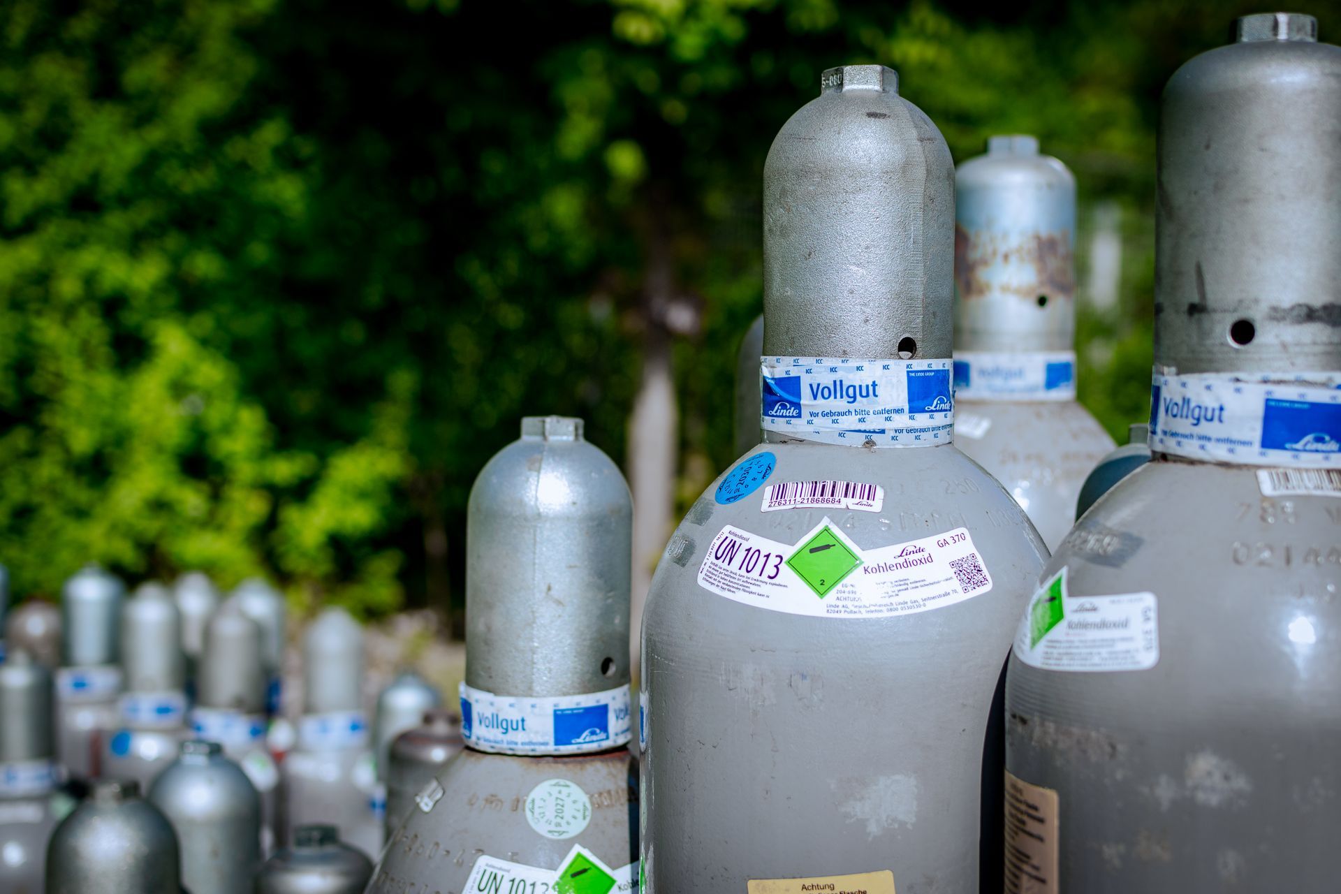 Schweißfunken fliegen und erzeugen blaues Licht in einer dunklen Industrieumgebung.