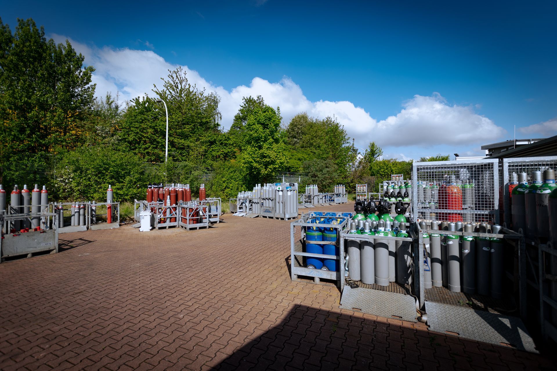 Schweißgerät in Aktion, erzeugt Funken und intensives blaues Licht.