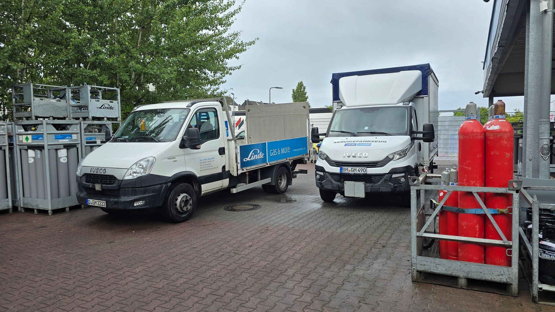 Schweißer bei der Arbeit, schweißt Metall mit hellen Funken und blauem Licht in einer Werkstatt.