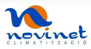 Logotipo de Novinet Climatització con una onda estilizada azul y naranja sobre el nombre de la empresa.