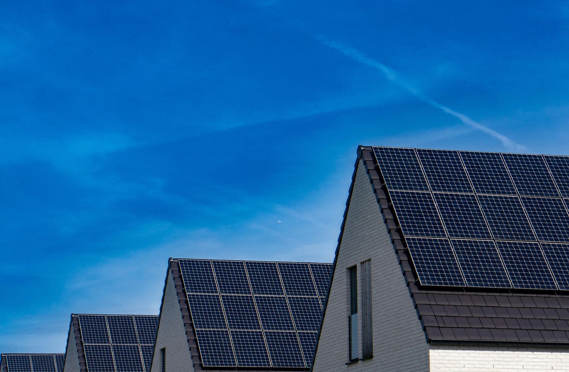 Techos con paneles solares bajo un cielo azul brillante
