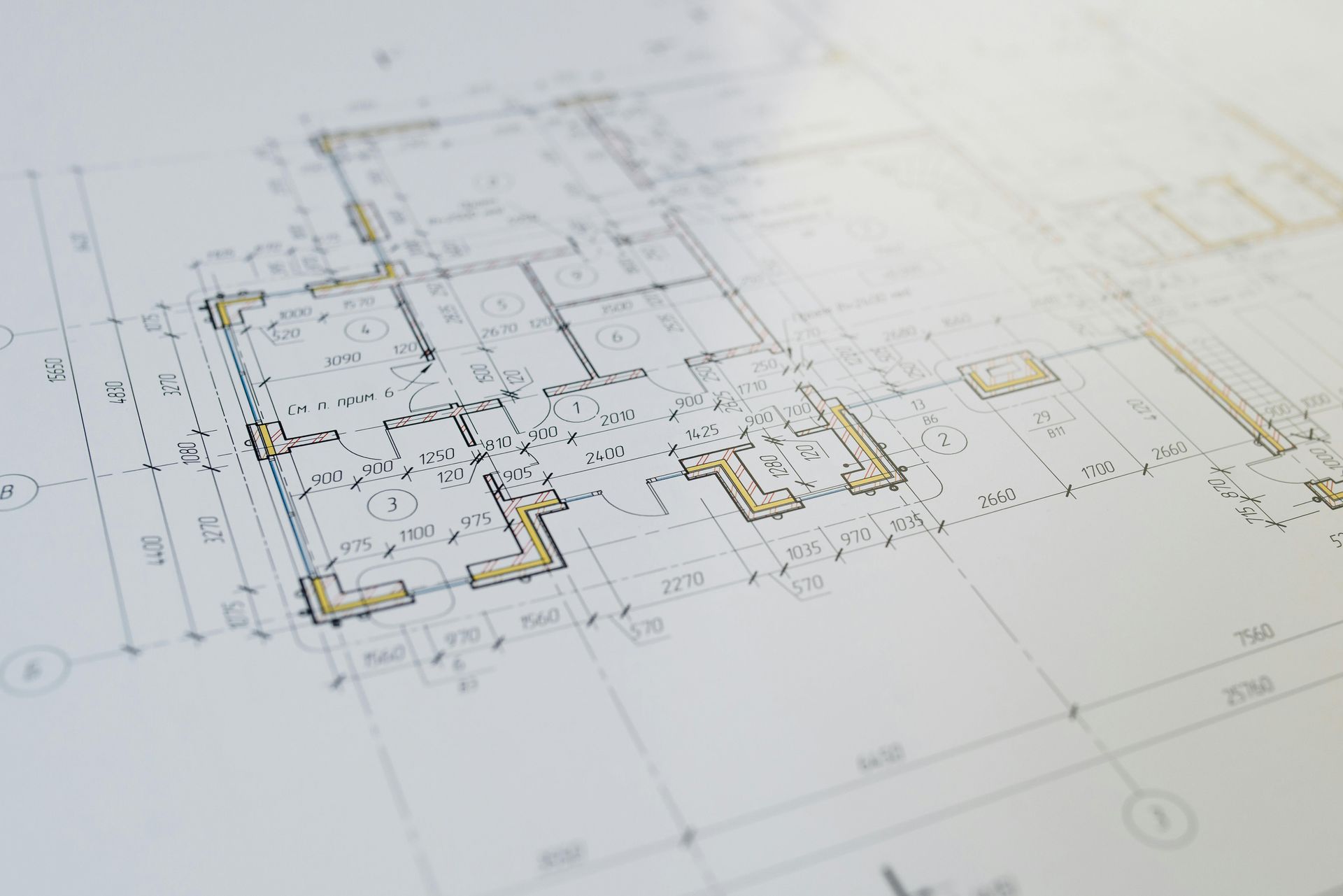 Plano arquitectónico de planta con líneas negras y detalles amarillos sobre papel blanco.