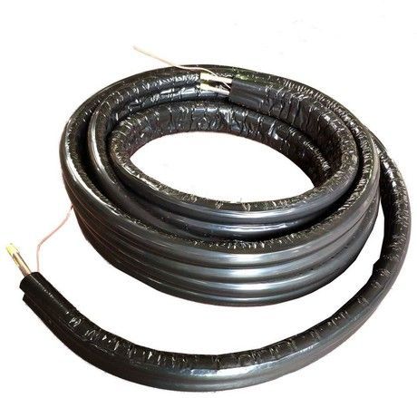 Câble électrique noir enroulé avec extrémités en cuivre apparentes sur fond blanc