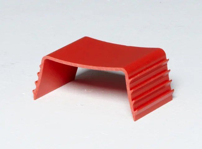 Clip de maintien pour goulotte en plastique rouge