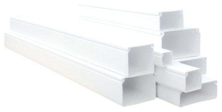 Goulottes blanches en PVC de 2 mètres de long, empilées