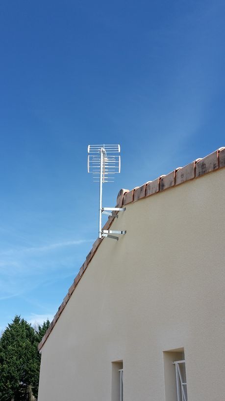 Antenne sur le côté d’une maison