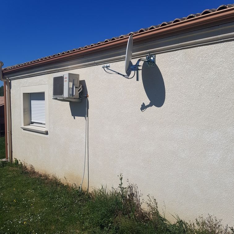 Antenne sur le côté d’une maison