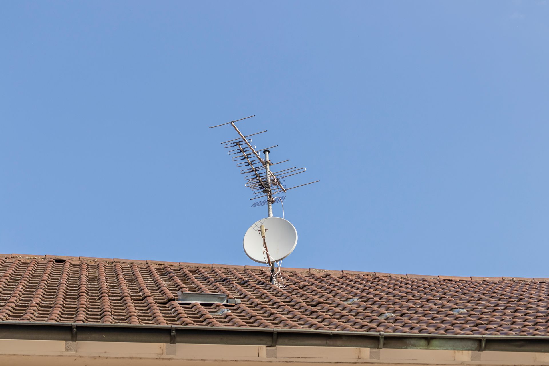 Antenne et parabole sur un toit