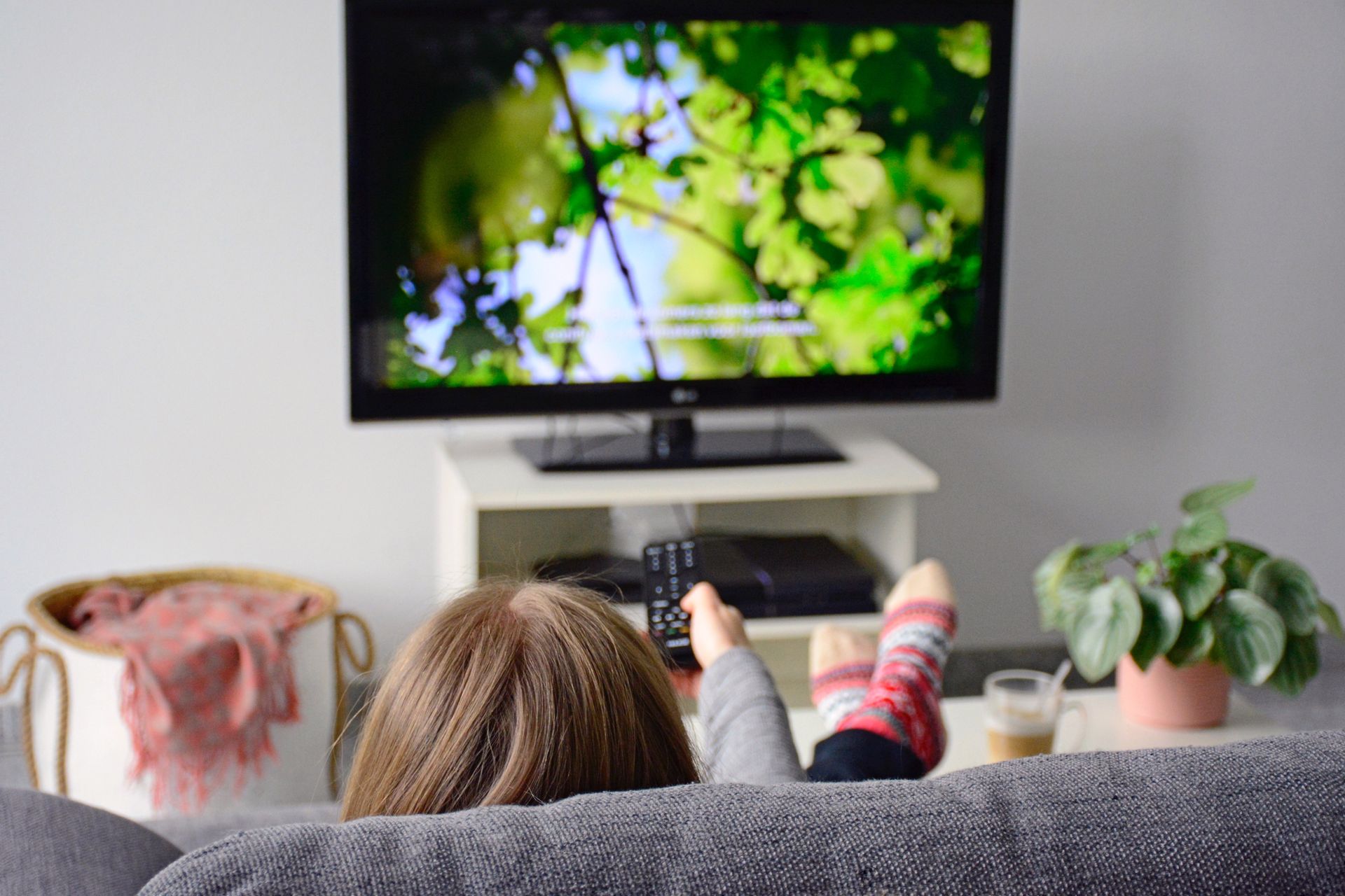 Femme sur un canapé regardant la télé