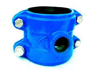 Accesorio de tubería de metal azul con tres aberturas atornilladas sobre un fondo blanco.
