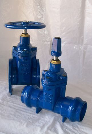 Dos válvulas de compuerta industriales azules sobre un fondo blanco, una en posición vertical con una manivela y otra en posición horizontal con una pequeña tapa.