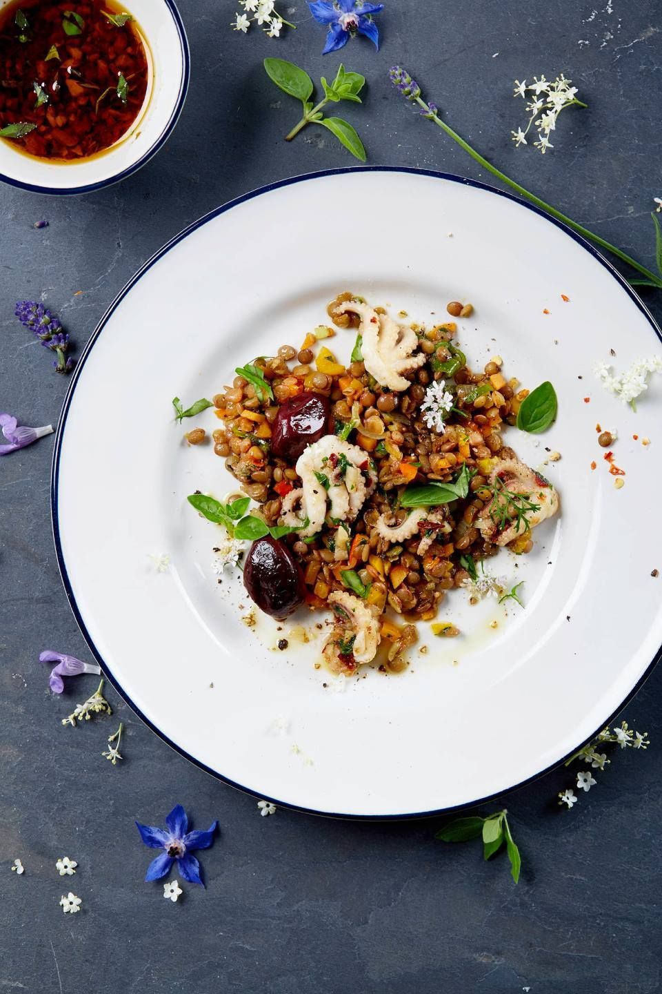 Pfirsichhälften mit Vanilleeis in einer Glasschüssel, garniert mit Minze.
