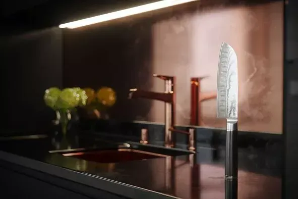 Vorspeise im Glas: Bohnen, Gemüse und Wurstwaren, mit Löffel. Serviert auf einer weissen Serviette und einem Holztablett.