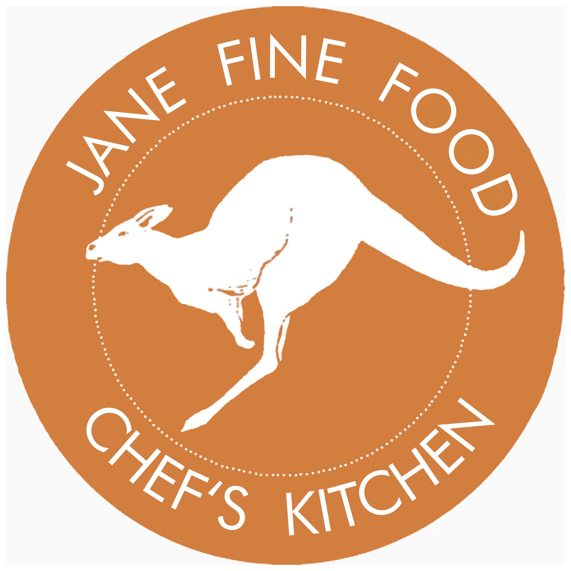 Ein Teller mit Linsen- und Getreidesalat mit Kräutern, einer Pflaume und Dressing in einer Schüssel.