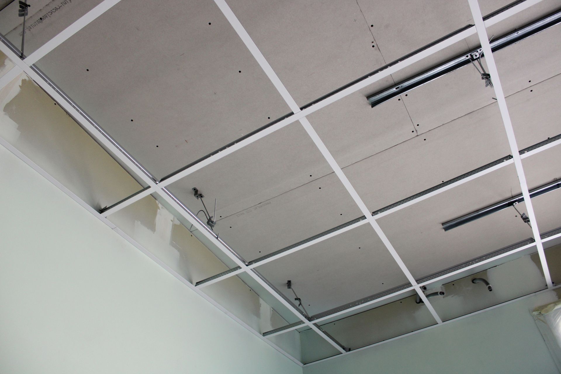 Grille de plafond suspendu avec plaques de plâtre.