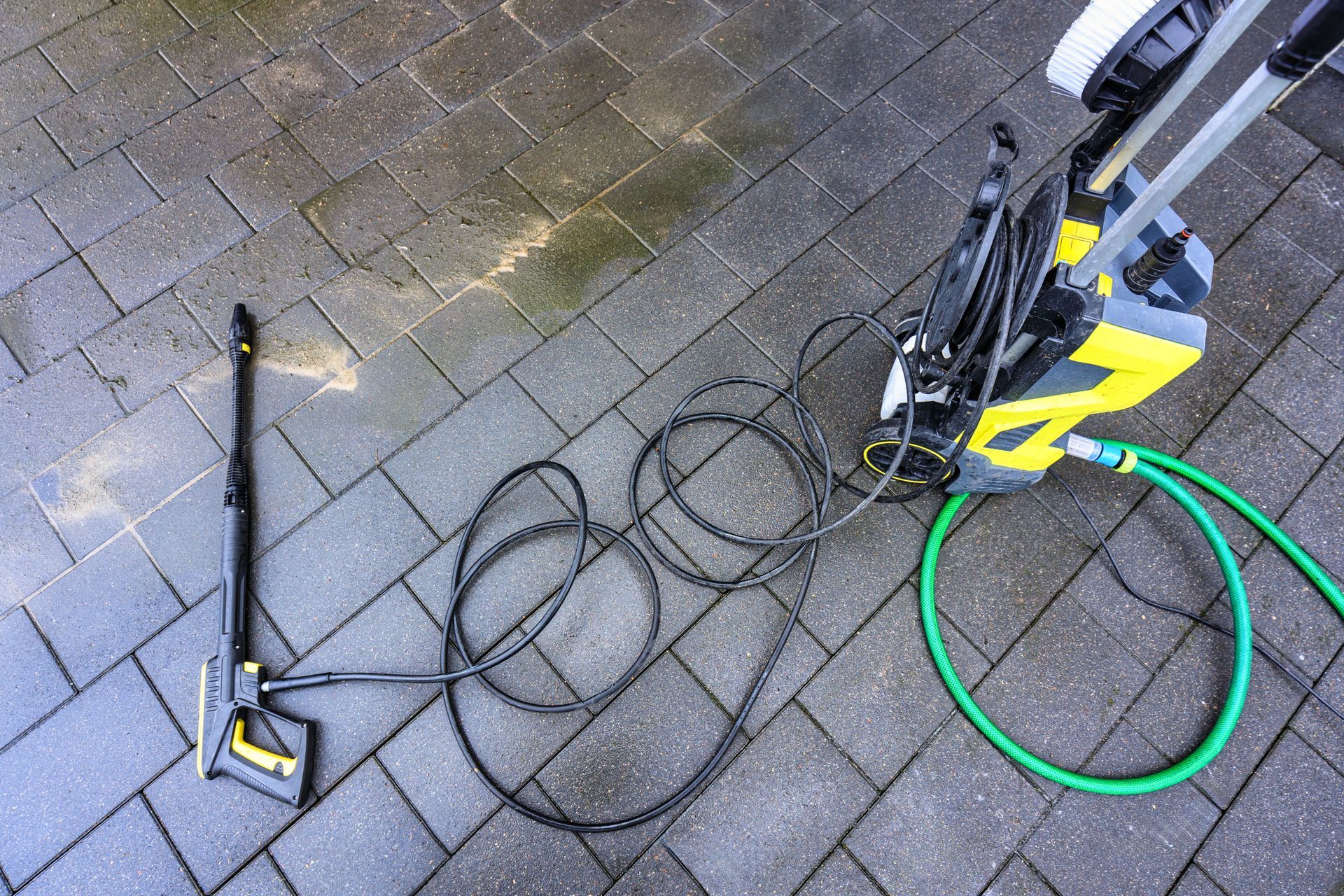 Nettoyeur haute pression sur une terrasse.