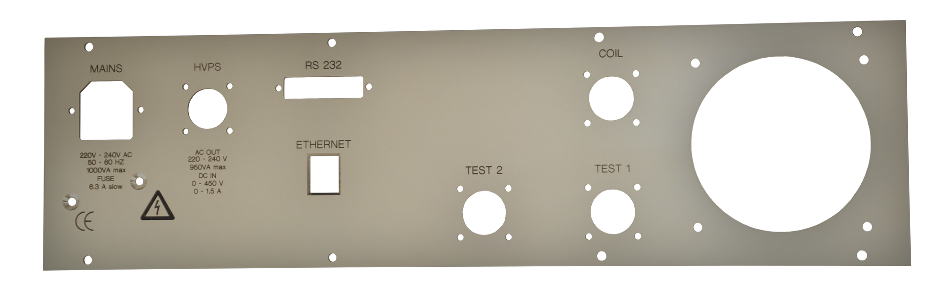 Eine Metallplatte mit Löchern darin und einem Dreieck darauf