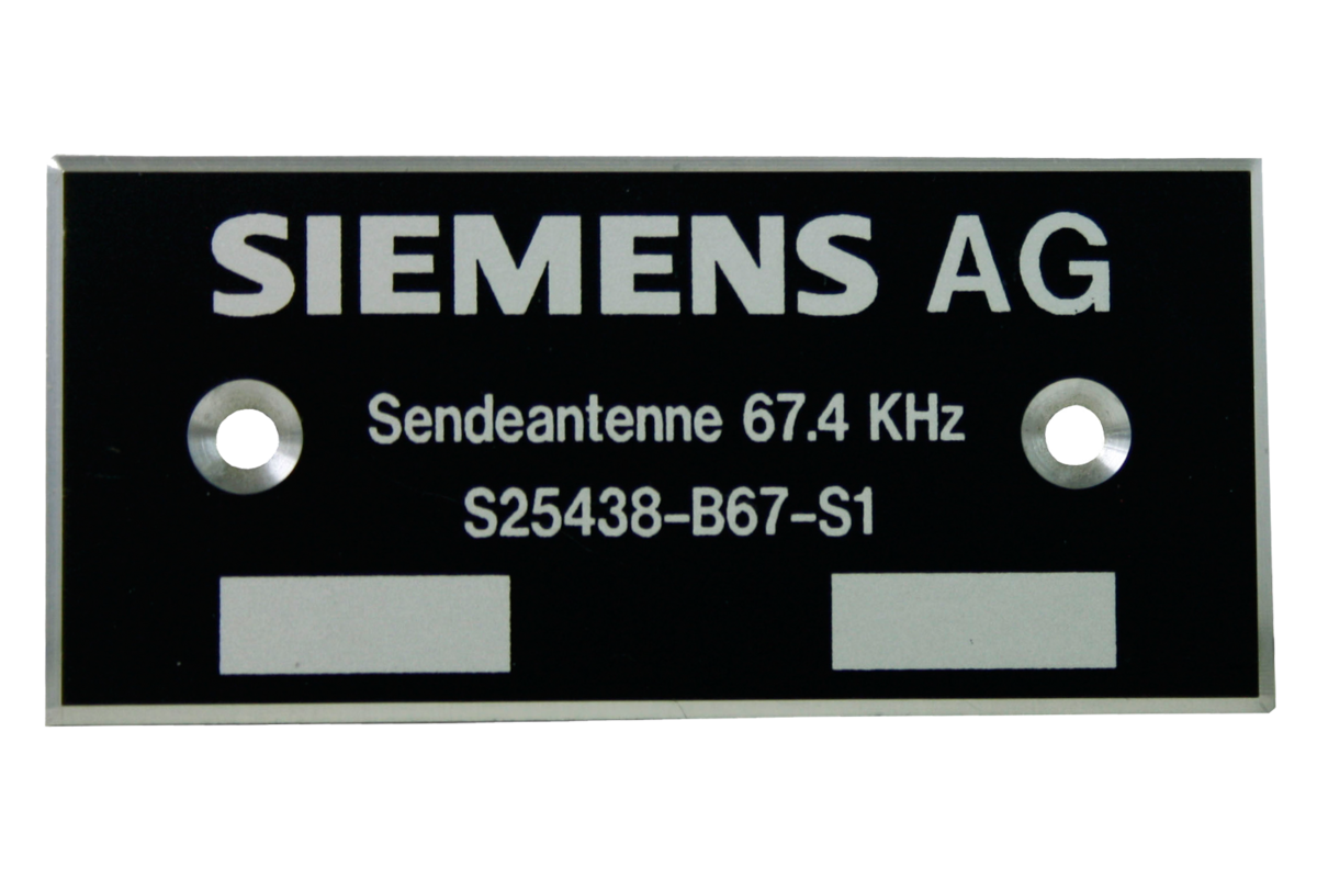 Ein schwarzes Schild mit der Aufschrift Siemens AG