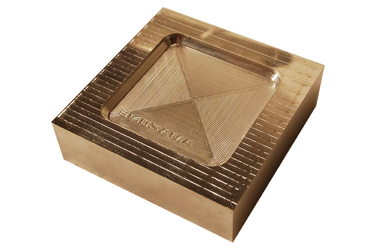 Ein quadratisches Stück Metall mit einem Dreieck darauf