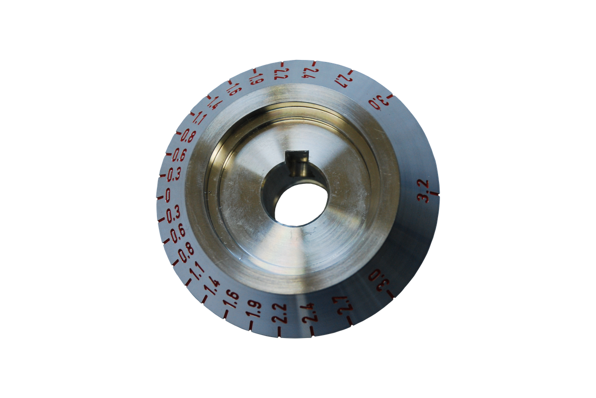 Eine Nahaufnahme eines Metallrads mit Zahlen darauf