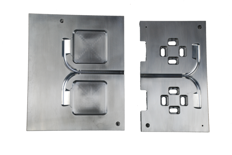 Zwei Metallplatten mit Löchern auf einem weißen Hintergrund.