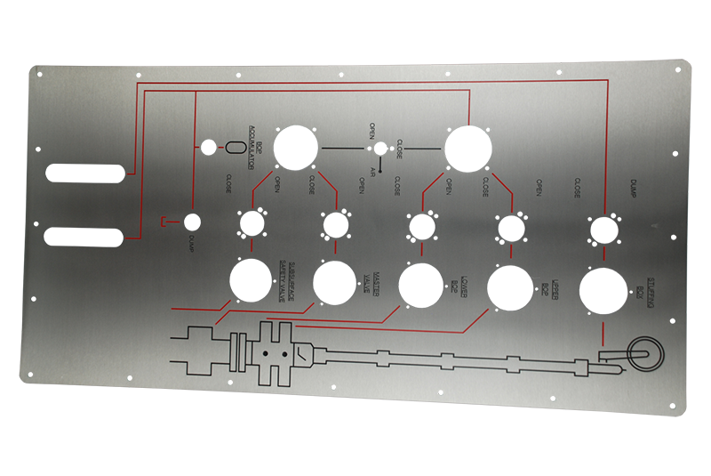 Eine Edelstahlplatte mit Löchern und Kreisen darauf
