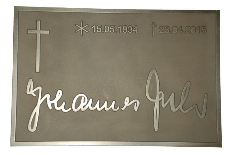 Eine Tafel mit einem Kreuz und einer Handschrift darauf