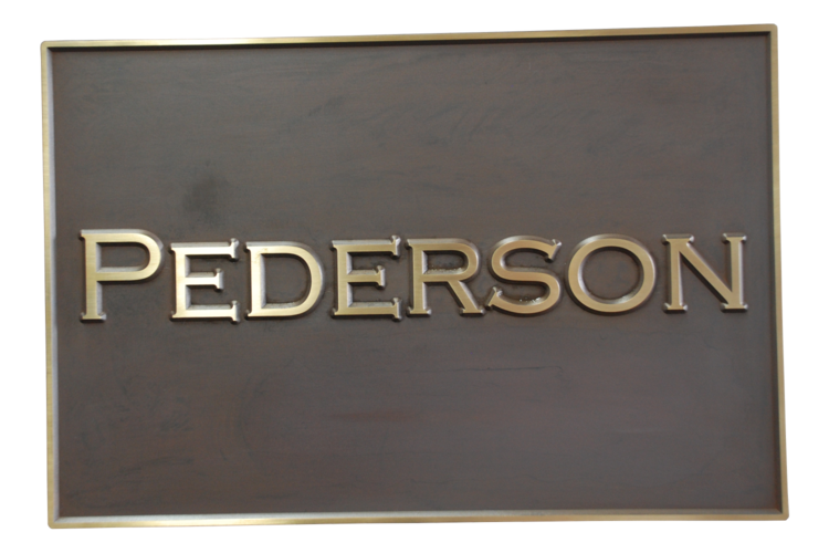 Ein braunes Schild mit dem Namen Pederson darauf