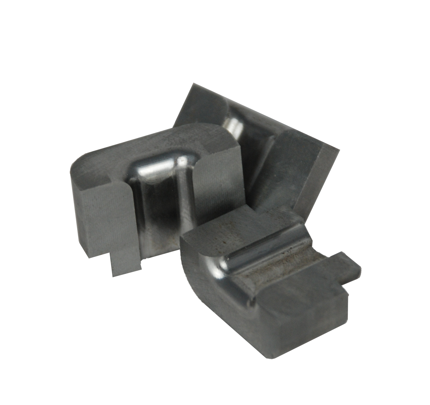 Ein paar schwarze Metallstücke auf weißem Hintergrund