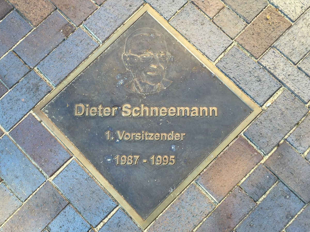 Eine Bodenfliese mit Aufschrift