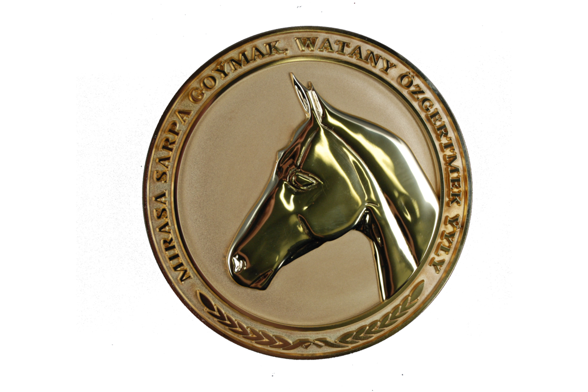 Eine Goldmünze mit einem Pferdekopf darauf