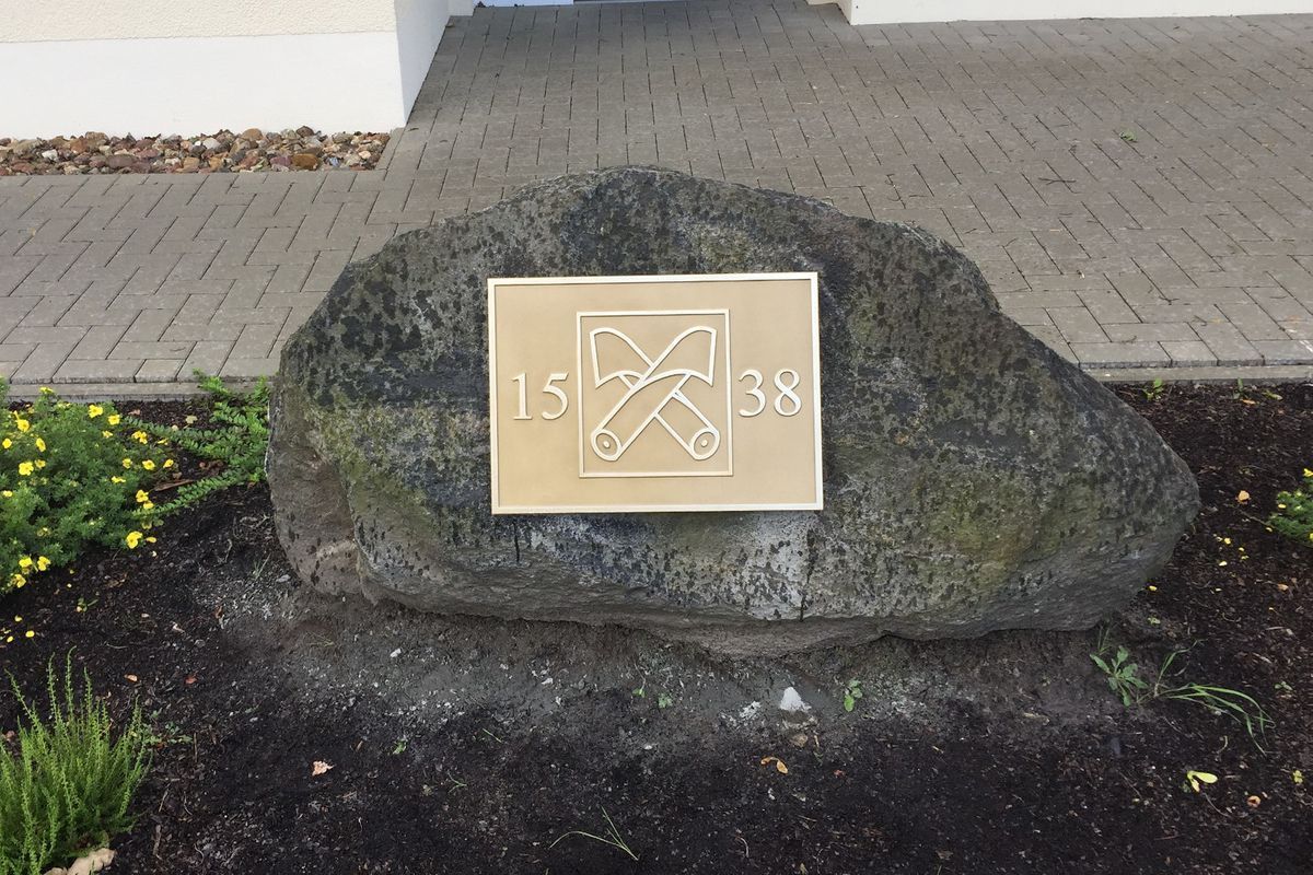 Ein großer Stein mit einem Schild darauf, auf dem steht 1518 38