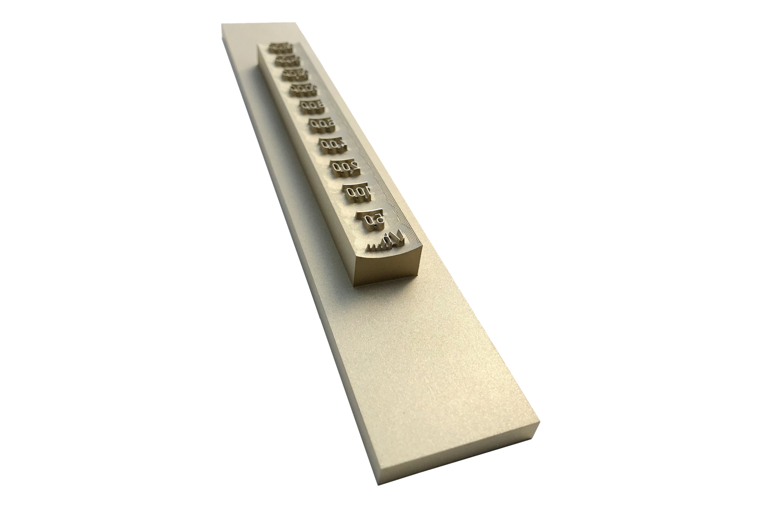 Ein langes Stück Holz mit Zahlen darauf