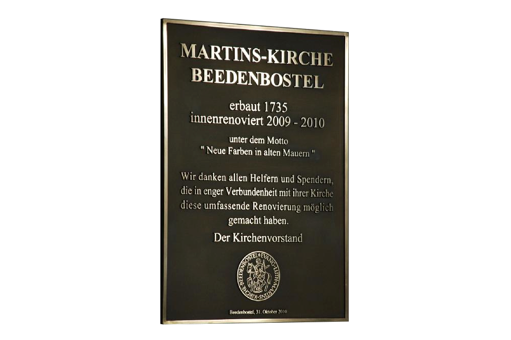 Eine Gedenktafel mit der Aufschrift „Martins-Kirche Beedenbostel“