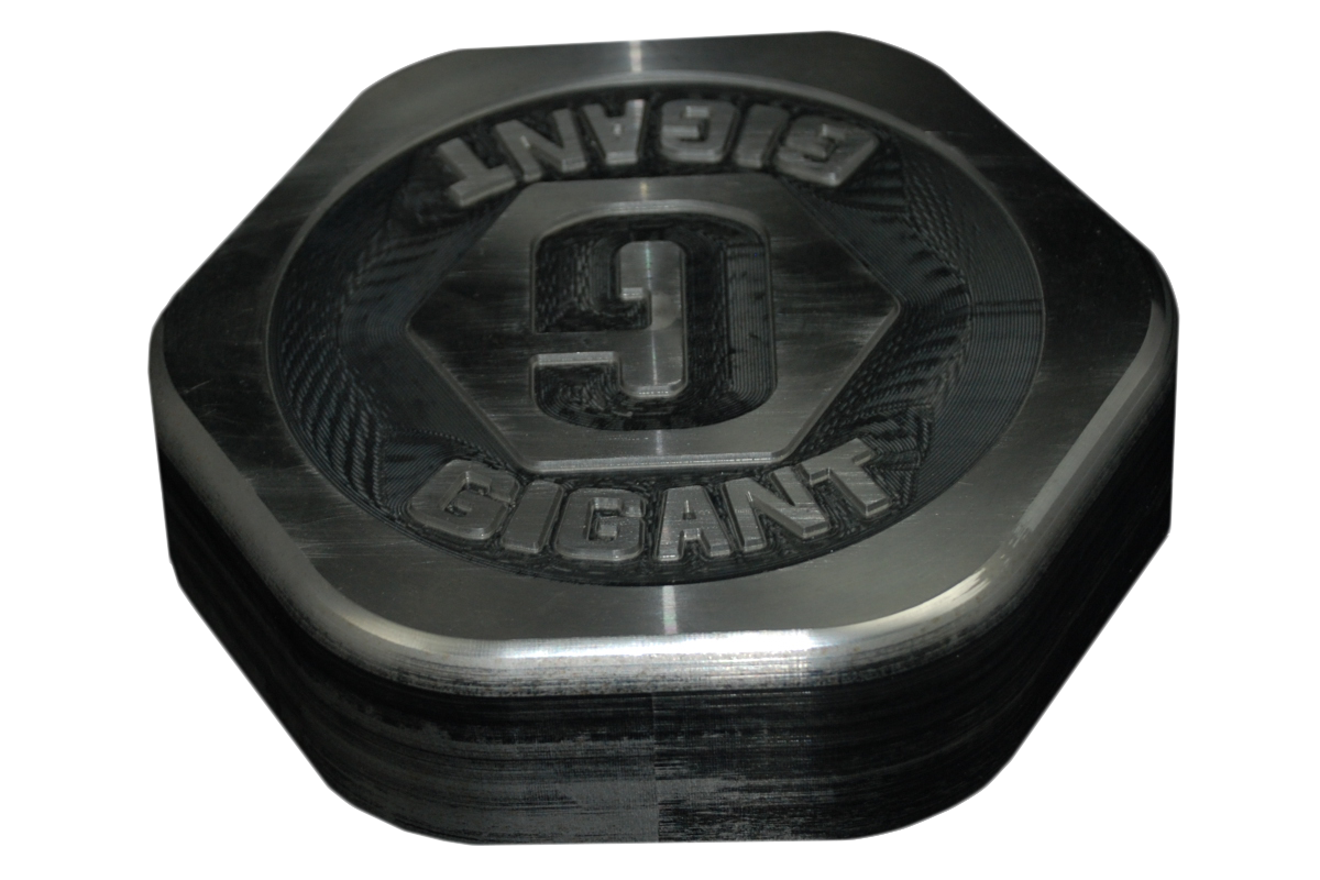 Ein Metallobjekt mit dem Wort „Gigant“ darauf