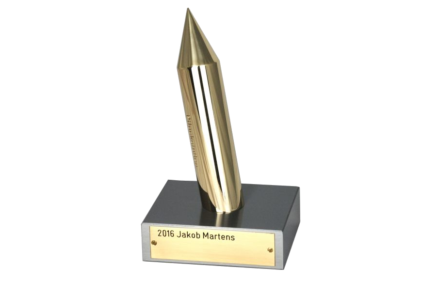 Eine Trophäe in Form eines Stifts auf schwarzem Sockel.