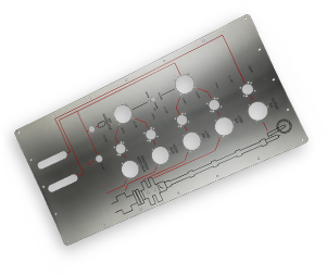 Eine Edelstahlplatte mit einer darauf befindlichen Platine