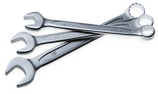 Auf einem weißen Hintergrund sind drei Schraubenschlüssel übereinander gestapelt.