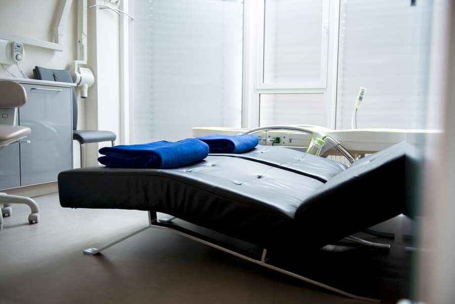 Eine Couch mit zwei blauen Handtüchern darauf in einem Zimmer.