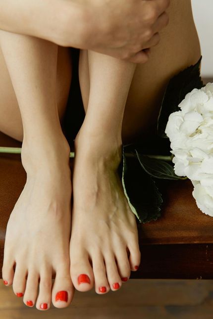 Piedi femminili con smalto rosso