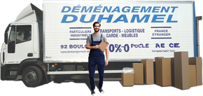 Professionnel tenant des documents administratifs devant un camion et des cartons