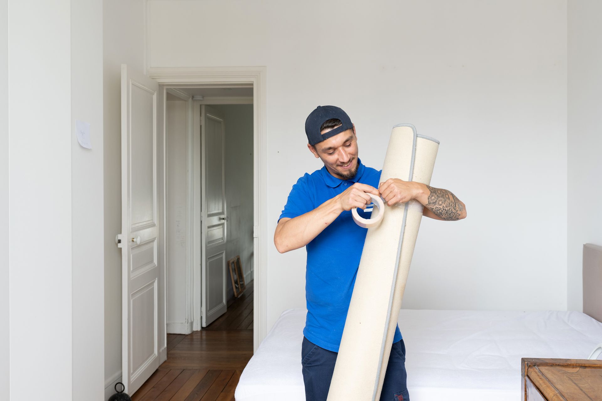 Pose d'adhésif résistant pour maintenir un tapis en place