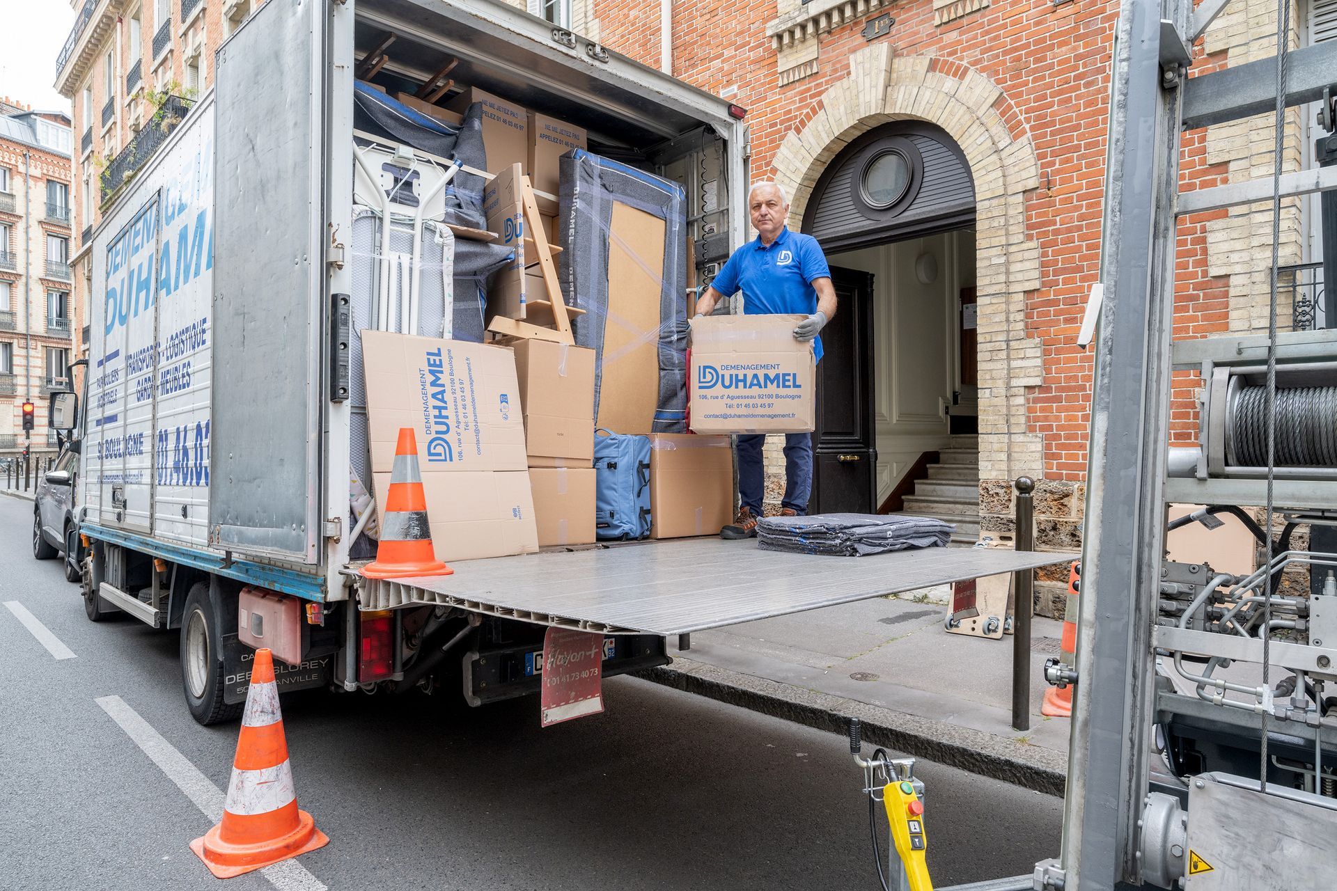 Cartons de déménagement posés sur un monte-charge