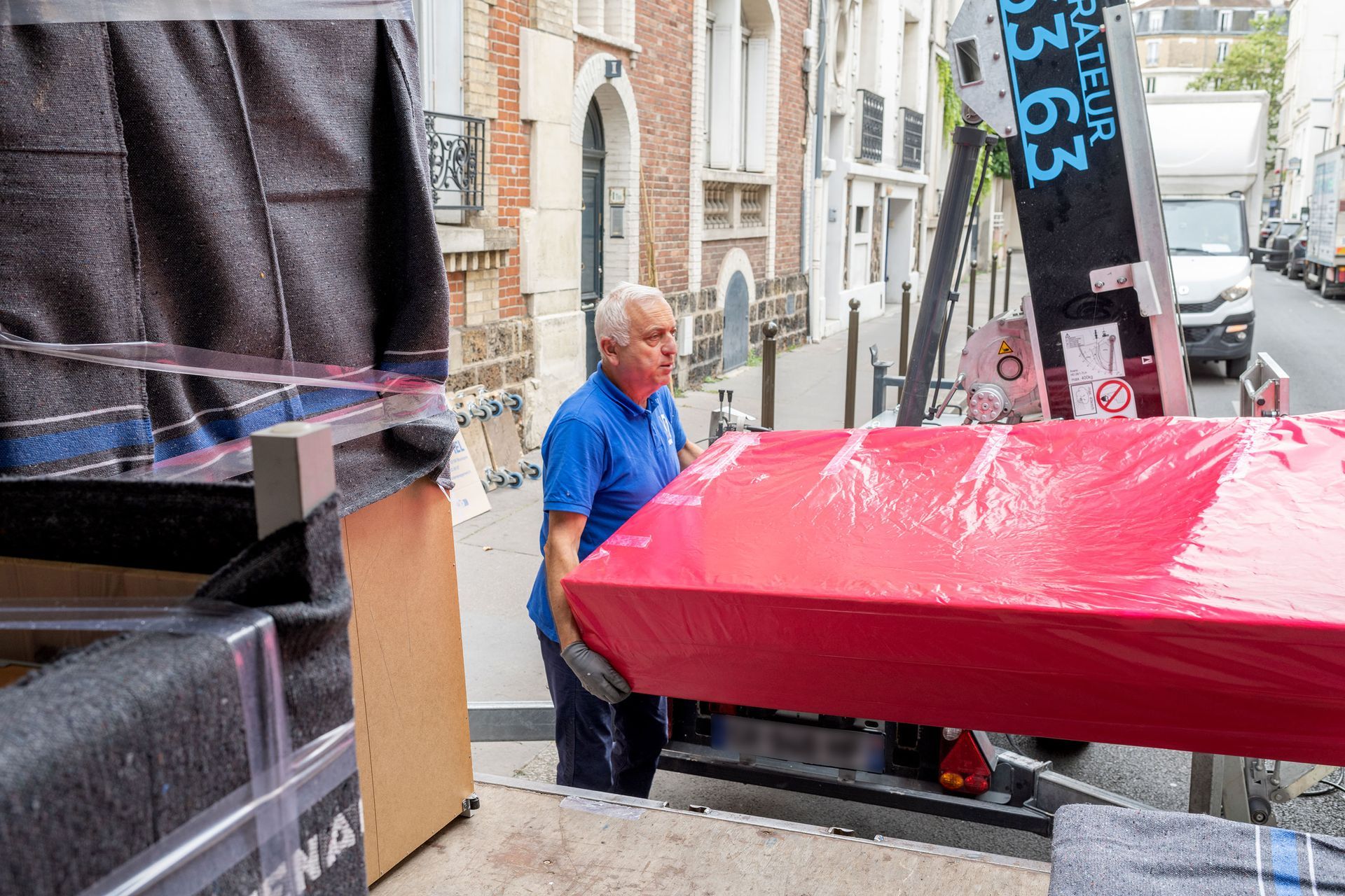 Meuble emballé et porté par deux professionnels