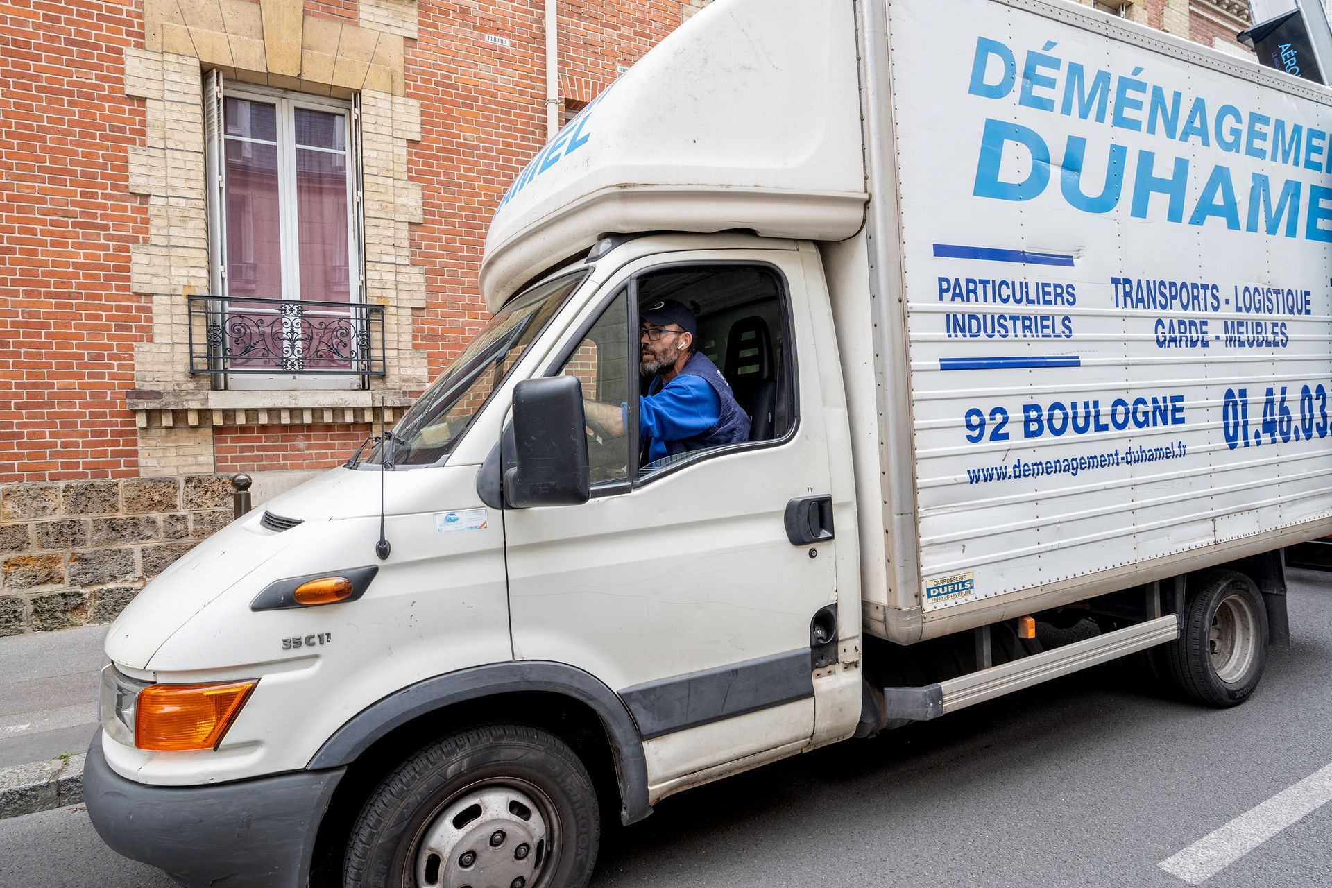 Déménagement terminé, le chauffeur part jusqu'au prochain point