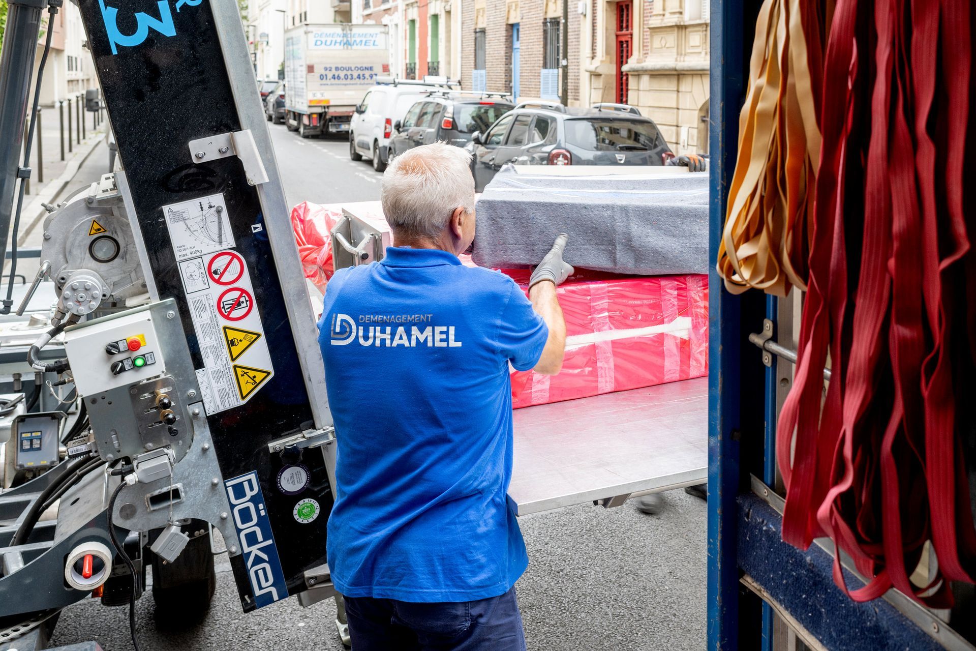 Objets fragiles bien protégés et  rangés dans le camion 