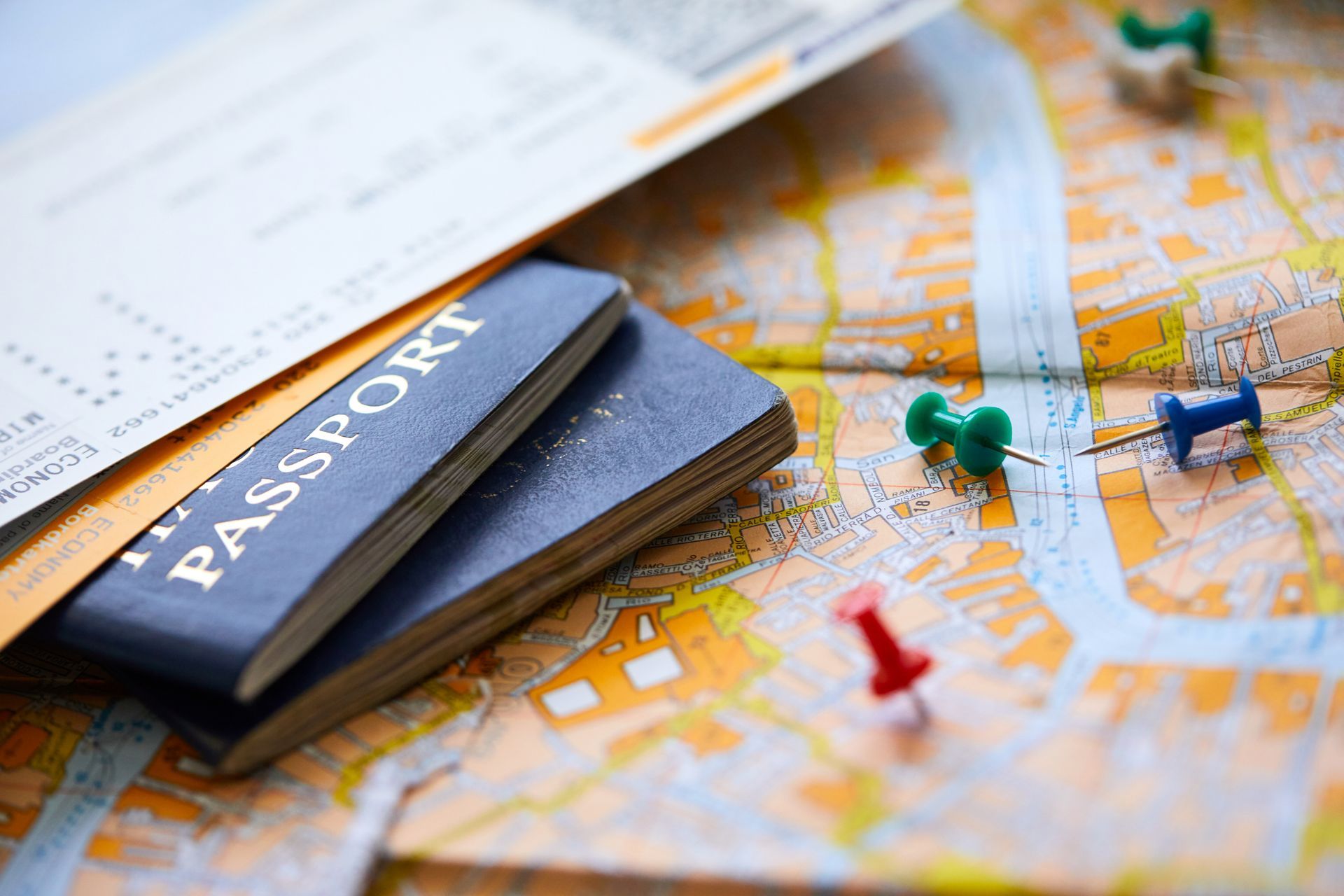 Passeport et carte en gros plan